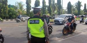 Heboh Kabar Pemotor Bersandal Jepit Kena Tilang? Polisi Beri Penjelasan