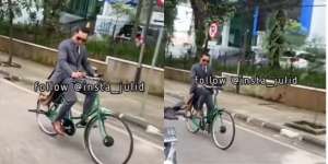 Potret Ridwan Kamil Hari Pertama Berdinas Usai Kepergian Eril, Menunduk Lihat Kamera Saat Gowes Ontel