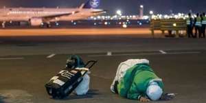 Foto Viral Jemaah Haji Indonesia Sujud Syukur Usai di Landasan Bandara Madinah Disorot Media Asing