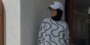 Refernsi OOTD Kasual Sporty untuk Hijabers ala Sindy Mutmaima