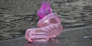 Intip Cara Merawat dan Menyimpan Jelly Shoes