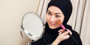 Selembar Tisu Bisa Membuat Makeup Tahan Lama, Begini Caranya