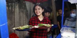 Eks Personel JKT 48, Melati Sesilia Banting Setir Dagang Nasi Bakar di Pinggir Jalan 