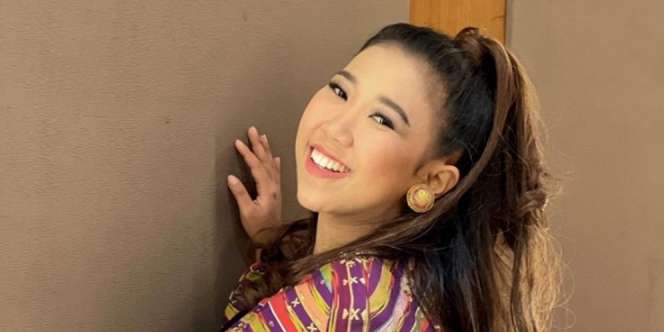 Tampil Bold dan Elegan dengan Blazer Hitam, Kiky Saputri Akhirnya Tahu Rasanya Cantik
