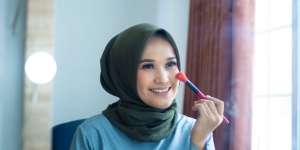 Tuang ke Air, Cara Unik Bikin Foundation Transferproof
