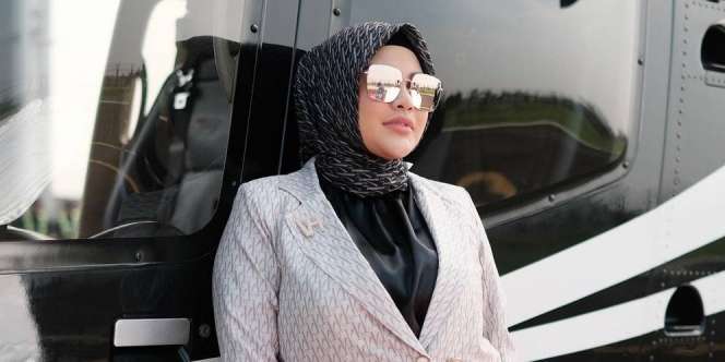 Aurel Pakai Sandal Karet Seharga Rp8,1 Juta, Warganet Cari Versi KW