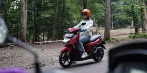 Suka Mengendarai Motor Matic? Begini Teknik Pengereman yang Benar di Jalur Turunan