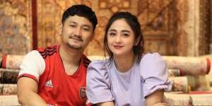 Muncul Video Lama Dewi Perssik Ngobrol Bareng Saipul Jamil, Tatapan Angga Wijaya Disorot