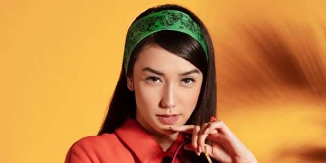 Velove Vexia Tampil Manis dengan Lipstik Bold