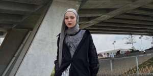 Inspirasi OOTD Monokrom Anti Monoton Ala Soraya Ulfa