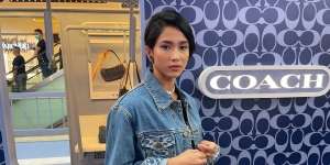 Denim Selalu Jadi Andalan Aghniny Haque