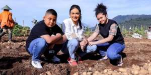 Liburan Sekolah, Krisdayanti Ajak Buah Hatinya ke Ladang Kentang