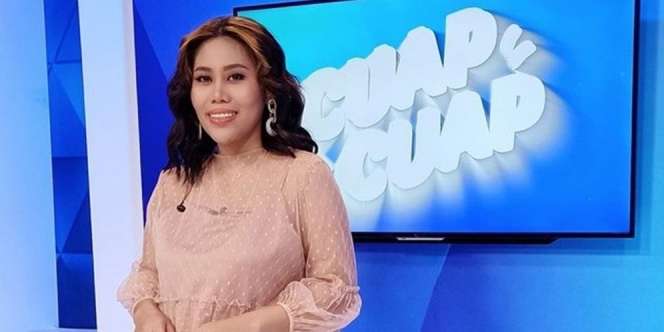 7 Potret Terbaru Evi Masamba Jalani Profesi Baru Saat Hamil Anak Kedua, Penampilannya Jadi Sorotan!