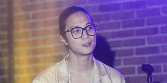 Pose Topless Dikta dengan Kucingnya Bikin Warganet Iri