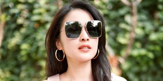 Tips Punya Kulit Awet Muda ala Sandra Dewi