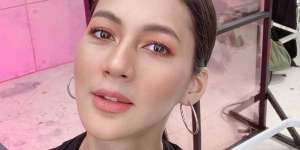 Gaya Paula Verhoeven Tenteng Tas Mini Nyaris Rp1 Miliar, 