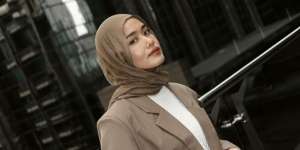 3 Padu Padan Unik dengan Outer Cokelat Ala Eks Girlband Princess Ana Octarina