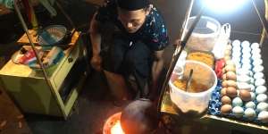 Berkah Pedagang Kerak Telor di Jakarta Fair 2022, Petik Omzet Sampai Rp15 Juta
