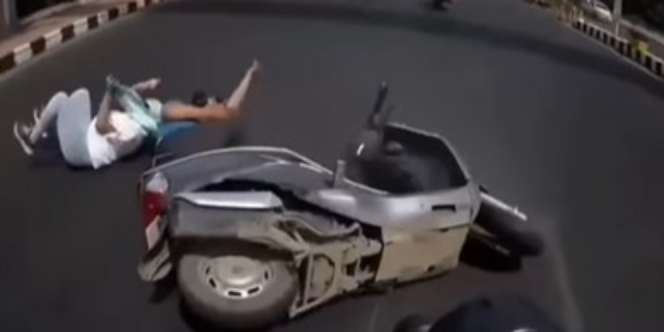 Bukti Emak-Emak 'Ras Terkuat' di Jalanan: Naik Skuter Jatuh Sendiri, yang Dimaki Pengendara yang Baru Lewat