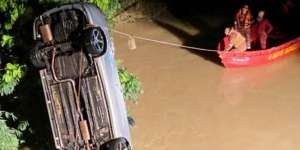 Tragis! Ibu dan Dua Anaknya Terjebak dalam Mobil yang Tenggelam di Sungai, Jasadnya Berpelukan di Jok Belakang