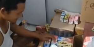 Bukti Kasih Sayang, Ayah Ini Kumpulkan Minuman Sehat dari Kantornya Selama Dua Bulan untuk Oleh-oleh Sang Anak
