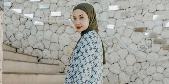 Inspirasi Monogram Style Zaskia Sungkar, Trendi Abis!