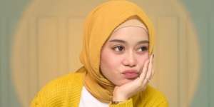 Gaya Cute Lesty Kejora Padukan Cardigan dan Pleated Skirt
