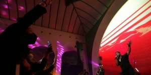 FOTO: Konser Kolaborasi 'Bergandeng Bersama Semesta' Bikin Penonton Asyik Berdendang