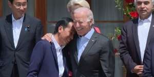 Momen Akrab Jokowi Sandarkan Kepala di Bahu Joe Biden Saat Sesi Foto KTT G7