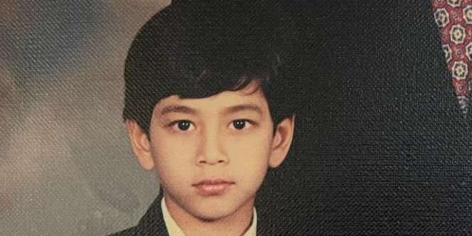 Anak Kecil Berwajah Ganteng Ini Sekarang Menjelma Jadi Artis dan Pengusaha Sukses, Tebak Siapa?
