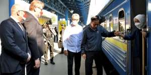 Jokowi Tiba di Ukraina, Rombongan Dikawal Tentara Bersenjata Laras Panjang