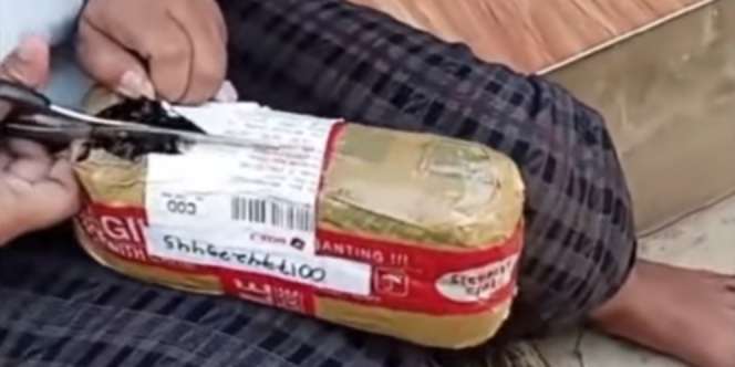 Semangat Unboxing Paket yang Dibeli Online, Si Wanita Syok Saat Lihat Isinya