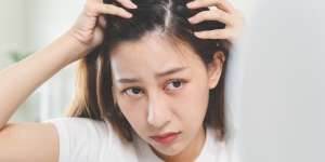 Pakai Haircare Terlalu Banyak Bisa Sebabkan Ketombe, Ini Cara Mengatasinya