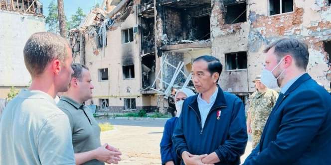 Potret Jokowi di Bawah Reruntuhan Perang di Ukraina