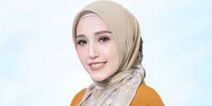 Tutorial Hijab Segi Empat 'Clean Look' Adelia Pasha