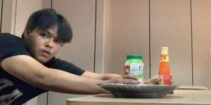 Video Susahnya Pelaut Mau Makan Ketika Ombang Datang Menghantam Kapal