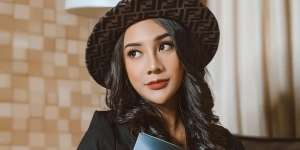 4 Potret Anya Geraldine Berpose di Mobil Atap Terbuka