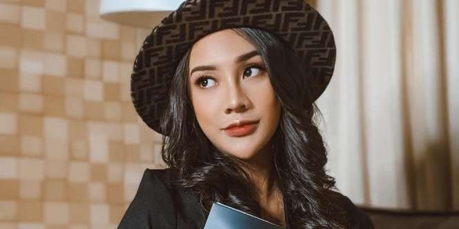 4 Potret Anya Geraldine Berpose di Mobil Atap Terbuka