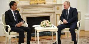 Beda Gaya Jokowi Saat Bertemu Presiden Ukraina dan Rusia: Santai Saat Bersama Zelensky, Berjas di Depan Putin