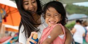 Bawa Anak Liburan ke Pantai, Dokter Ingatkan Pakai Sunblock yang Tepat