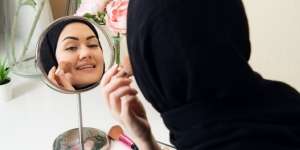 MUA Beri Tip Makeup Sempurna dalam 5 Menit