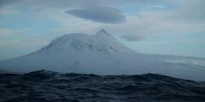 Pulau Misterius dan Terpencil di Selatan Australia Ini Gabungan antara Api dan Es, Selalu Tertutup Awan Sepanjang Tahun