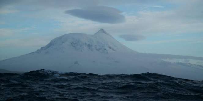 Pulau Misterius dan Terpencil di Selatan Australia Ini Gabungan antara Api dan Es, Selalu Tertutup Awan Sepanjang Tahun