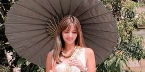 Potret Nia Ramadhani Liburan ke Borobudur, Temukan Ketenangan di Dalam Goa