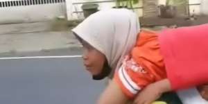 Sungguh Pilu, Pemulung Ini Pikul Rongsokan Sambil Menggendong Anaknya