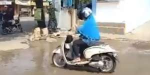 Viral, Aksi Emak-Emak Terobos Jalan yang Sedang Dicor, Warganet: si Raja Jalanan Lewat