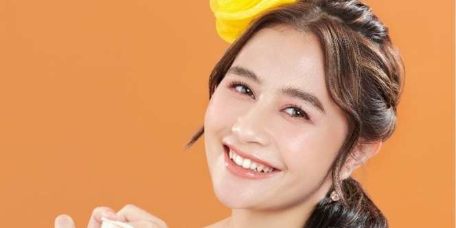 Gaya Gemas Prilly Latuconsina Tenteng Tas Mewah, Playful dan Menawan