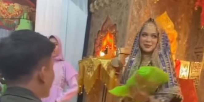 Viral, Kurir Antar Paket COD saat Penerima Gelar Resepsi Pernikahan, Warganet: Lumayan Makan Gratis