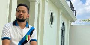 Kocak! Lihat Video Lama Teuku Wisnu Main Pistol, Model Rambut Bikin Salfok
