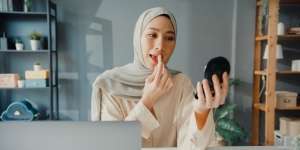 Tutorial Percantik Wajah dengan Gaya Makeup Natural